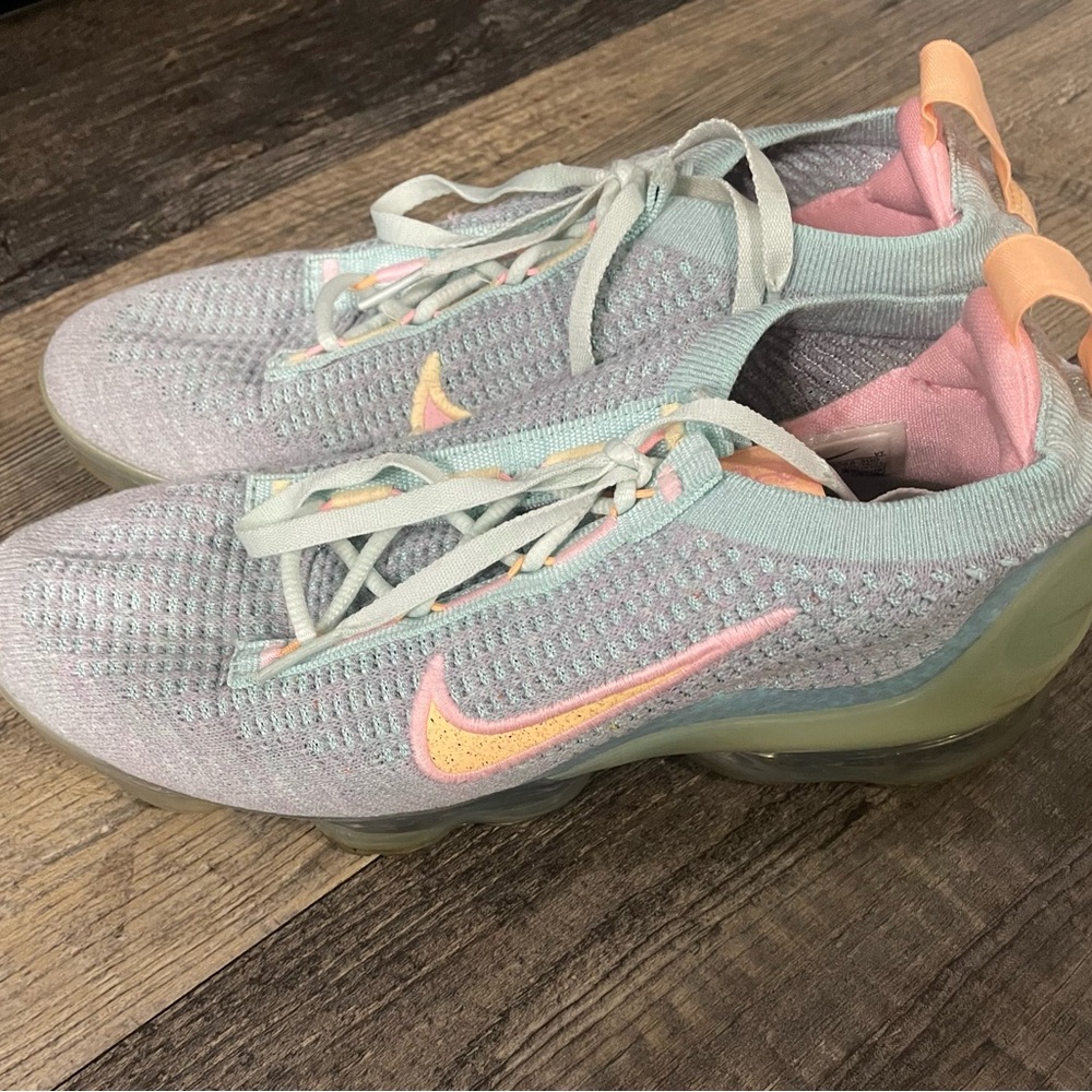 Nike Vapormax Women's Sneakers - Picture 2 of 6